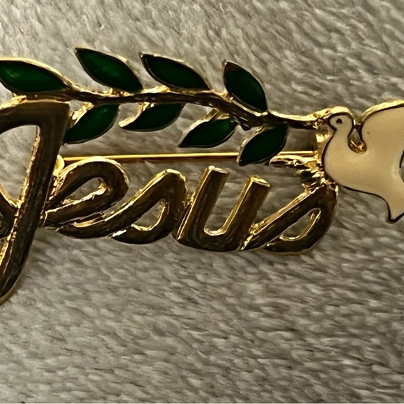 Vintage “Jesus” Dove carrying an Olive Branch Brooch Pin Peace Symbol Gold Tone - Picture 10 of 13